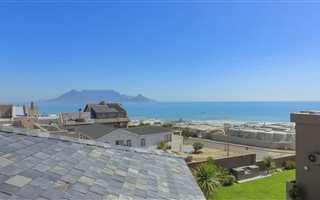 4 Bedroom House in Bloubergstrand