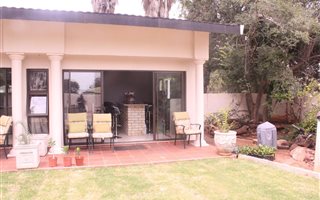 4 Bedroom House in Schweizer Reyneke