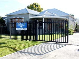 4 Bed House in Queenstown Central