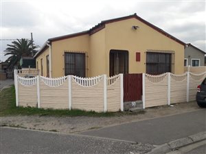 3 Bed House in Elsies River
