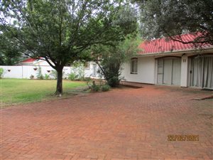 12 Bed House in Universitas