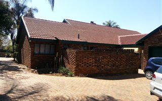 4 Bedroom House in Die Wilgers