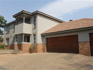 5 Bed House in Amberfield Manor