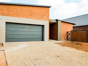 4 Bed House in Hazeldean (Silverlakes Surroundings)