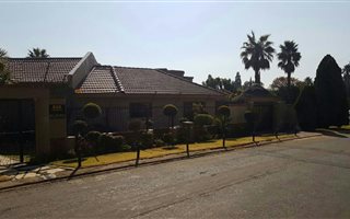 1051 m² Commercial space in Glenvista