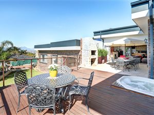 6 Bed House in Protea Valley