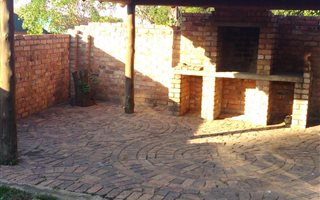 3 Bedroom Simplex in Bellairspark