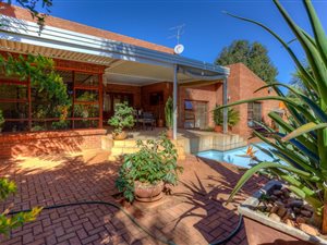4 Bed House in Honingklip AH