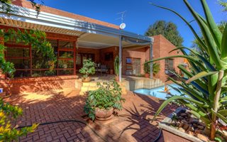 4 Bedroom House in Honingklip AH