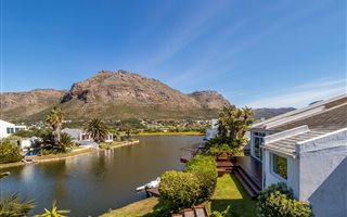 5 Bedroom House in Marina Da Gama