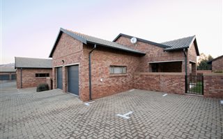 2 Bedroom Townhouse in Noordheuwel