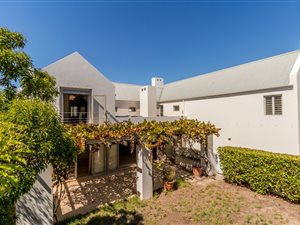 5 Bed House in De Zalze