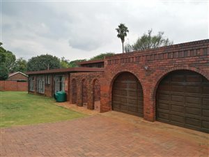 5 Bed House in La Montagne