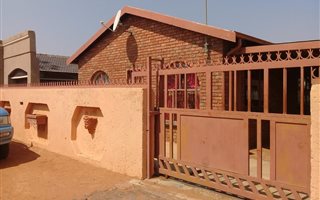 2 Bedroom House in Ratanda