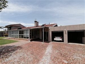 11 Bed House in Morgenster