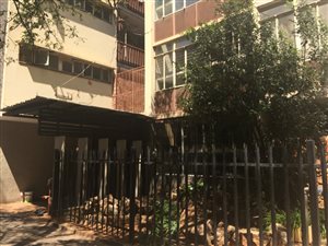 Bachelor apartment in Joubert Park