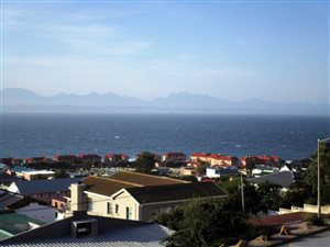 4 Bed House in Mossel Bay Central