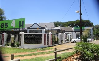 550 m² Office Space in Lyttelton Manor