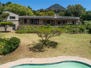 4 Bedroom House in Nooitgedacht