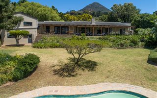 4 Bedroom House in Nooitgedacht