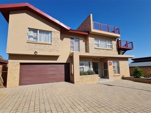 4 Bed Duplex in Langenhoven Park