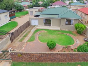 4 Bedroom House in Roodepoort North