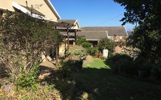 4 Bedroom House in Outeniqua Strand