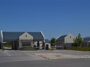 703 m² Land available in Graanendal