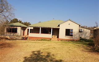 335 ha Farm in Skeerpoort