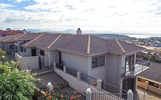 5 Bedroom House in Hartenbos Heuwels