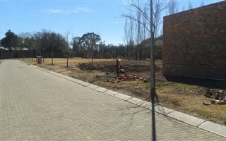 555 m² Land available in Mooivallei Park