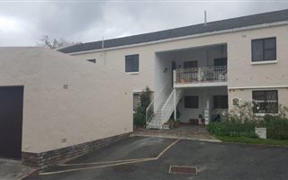3 Bedroom Townhouse in Somerset West Central