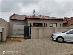 3 Bed House in Etwatwa