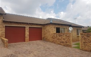 3 Bedroom Townhouse in Weltevreden Park