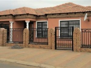 4 Bed House in Emzinoni