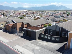 3 Bed House in Strandfontein