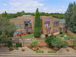 6 Bedroom House in Van Der Hoff Park