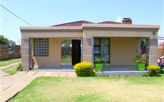 3 Bedroom House in Crown Gardens