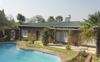 4 Bedroom House in Schuinshoogte