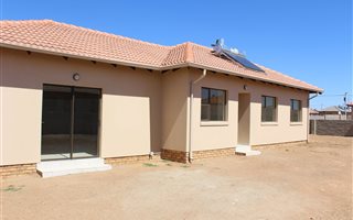 3 Bedroom House in Azaadville Gardens