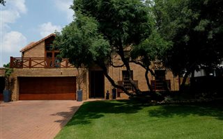 5 Bedroom House in Silver Lakes Golf Estate
