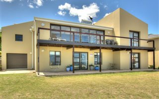 4 Bedroom House in Blue Horizon Bay