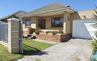4 Bedroom House in Belmont Park