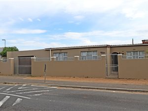4 Bed House in Steenberg