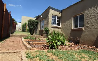 1 Bedroom Garden Cottage in Krugersdorp North