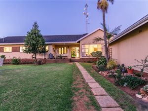 4 Bedroom House in Constantia Kloof