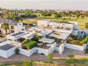 7 Bed House in Silver Lakes Golf Estate