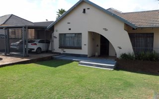 3 Bedroom House in Robertsham