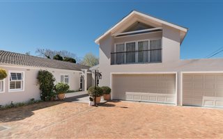 4 Bedroom House in Constantia