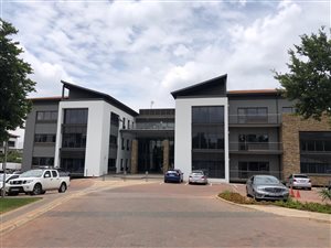 371 m² Office Space in Die Hoewes